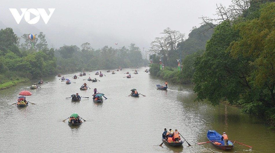 visitors brave rain on opening day of 2026 huong pagoda tourism festival picture 15