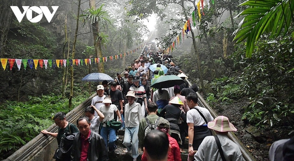 visitors brave rain on opening day of 2026 huong pagoda tourism festival picture 1