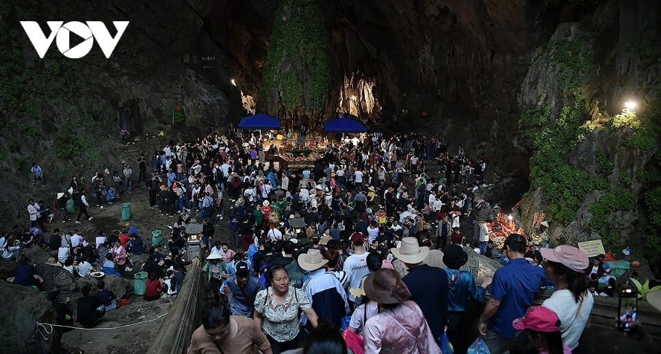 visitors brave rain on opening day of 2026 huong pagoda tourism festival picture 3
