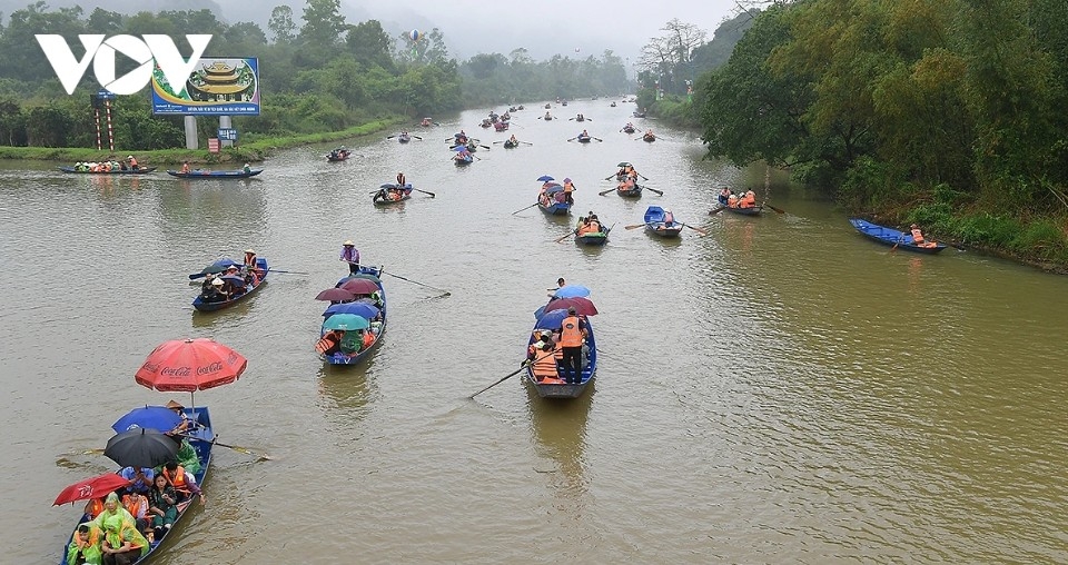 visitors brave rain on opening day of 2026 huong pagoda tourism festival picture 5