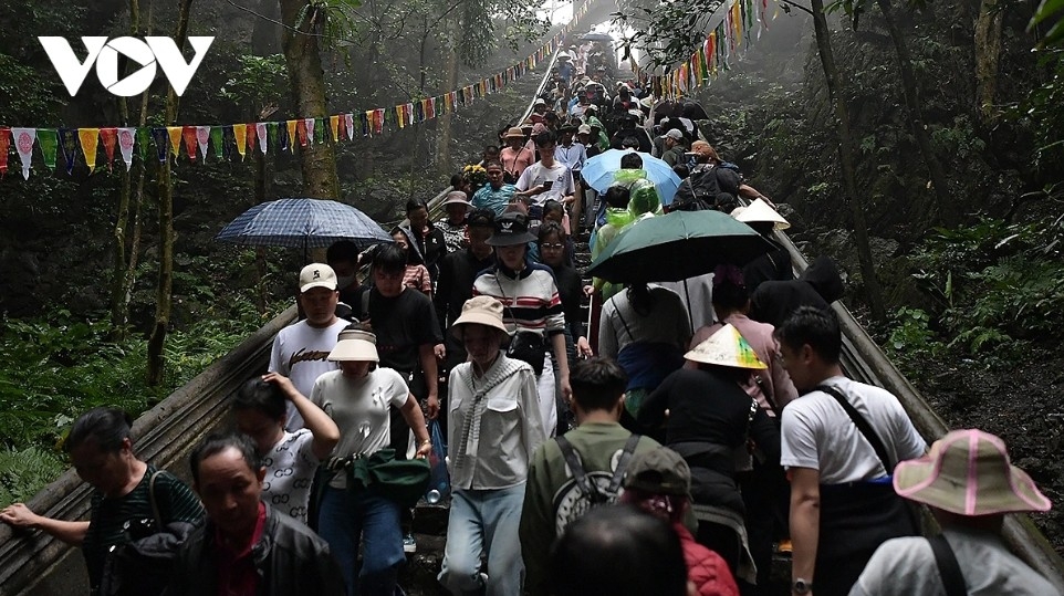 visitors brave rain on opening day of 2026 huong pagoda tourism festival picture 7