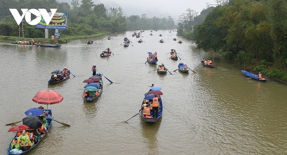 visitors brave rain on opening day of 2026 huong pagoda tourism festival picture 8