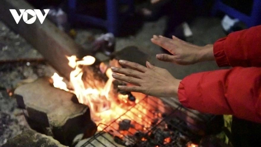 cold air surge brings rain and rarely harsh chill to northern vietnam picture 1