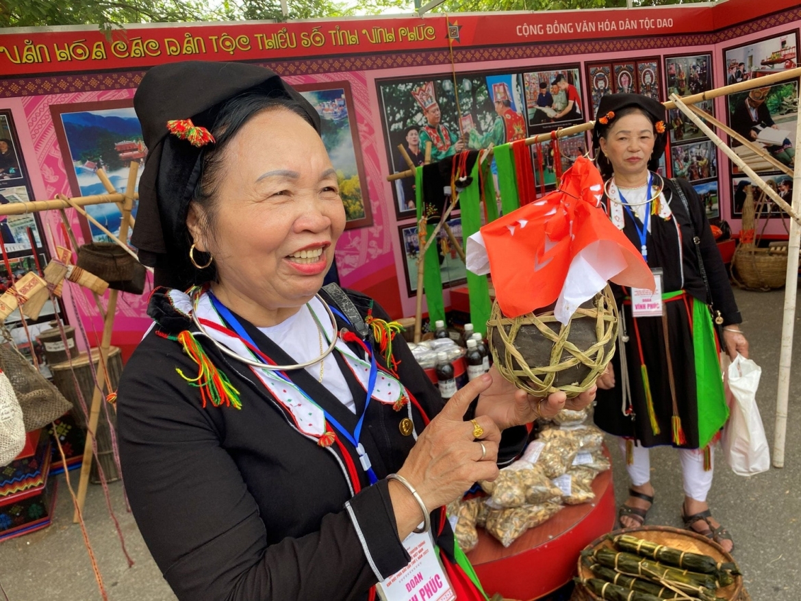 Doc dao phong tuc mai moi cua dong bao san diu duoi chan nui tam Dao hinh anh 4