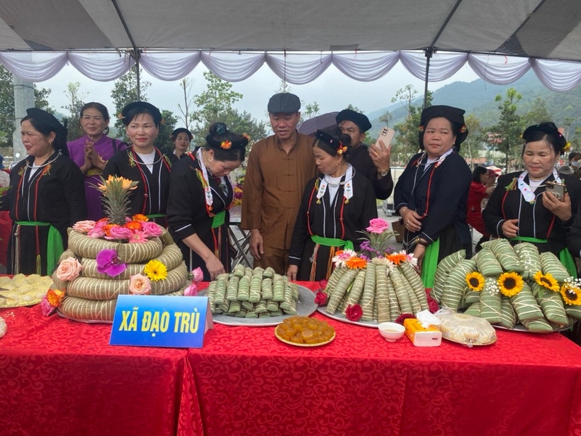 Doc dao phong tuc mai moi cua dong bao san diu duoi chan nui tam Dao hinh anh 2