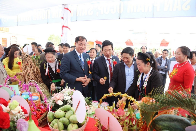 Doc dao phong tuc mai moi cua dong bao san diu duoi chan nui tam Dao hinh anh 3