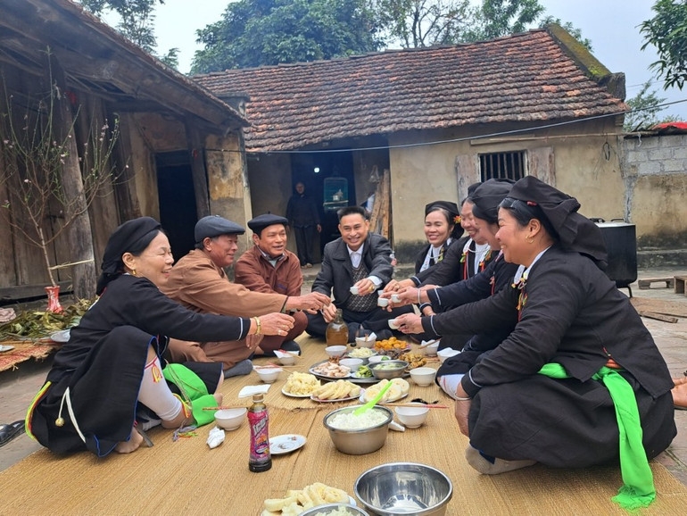 Doc dao phong tuc mai moi cua dong bao san diu duoi chan nui tam Dao hinh anh 5