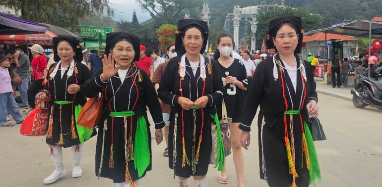 Doc dao phong tuc mai moi cua dong bao san diu duoi chan nui tam Dao hinh anh 1