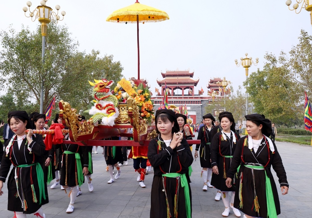 Doc dao phong tuc mai moi cua dong bao san diu duoi chan nui tam Dao hinh anh 6