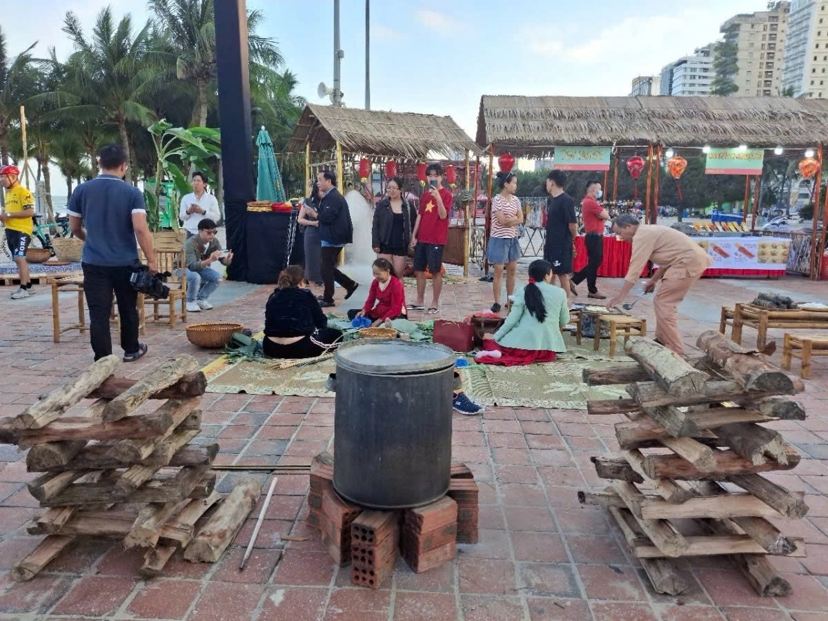 foreign tourists enjoy experiencing traditional tet space in da nang picture 1