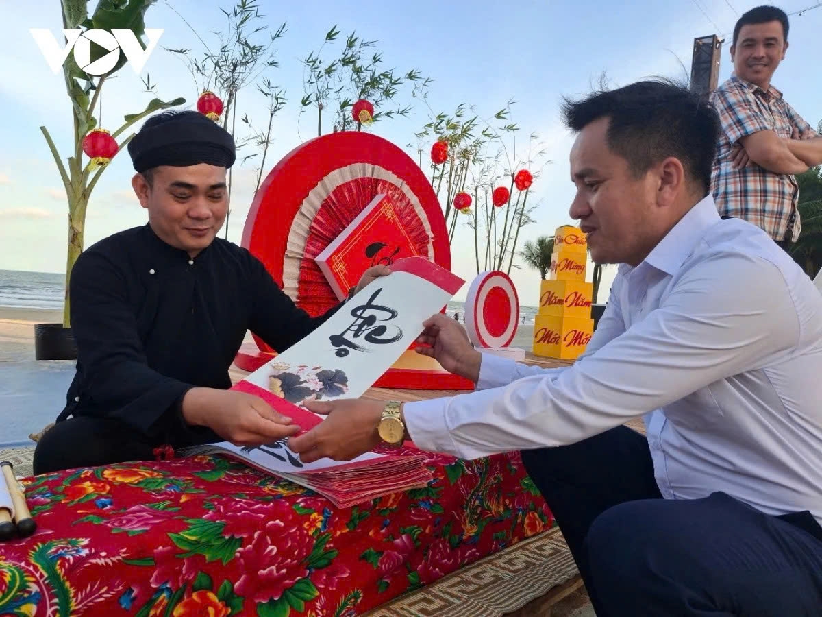 foreign tourists enjoy experiencing traditional tet space in da nang picture 11