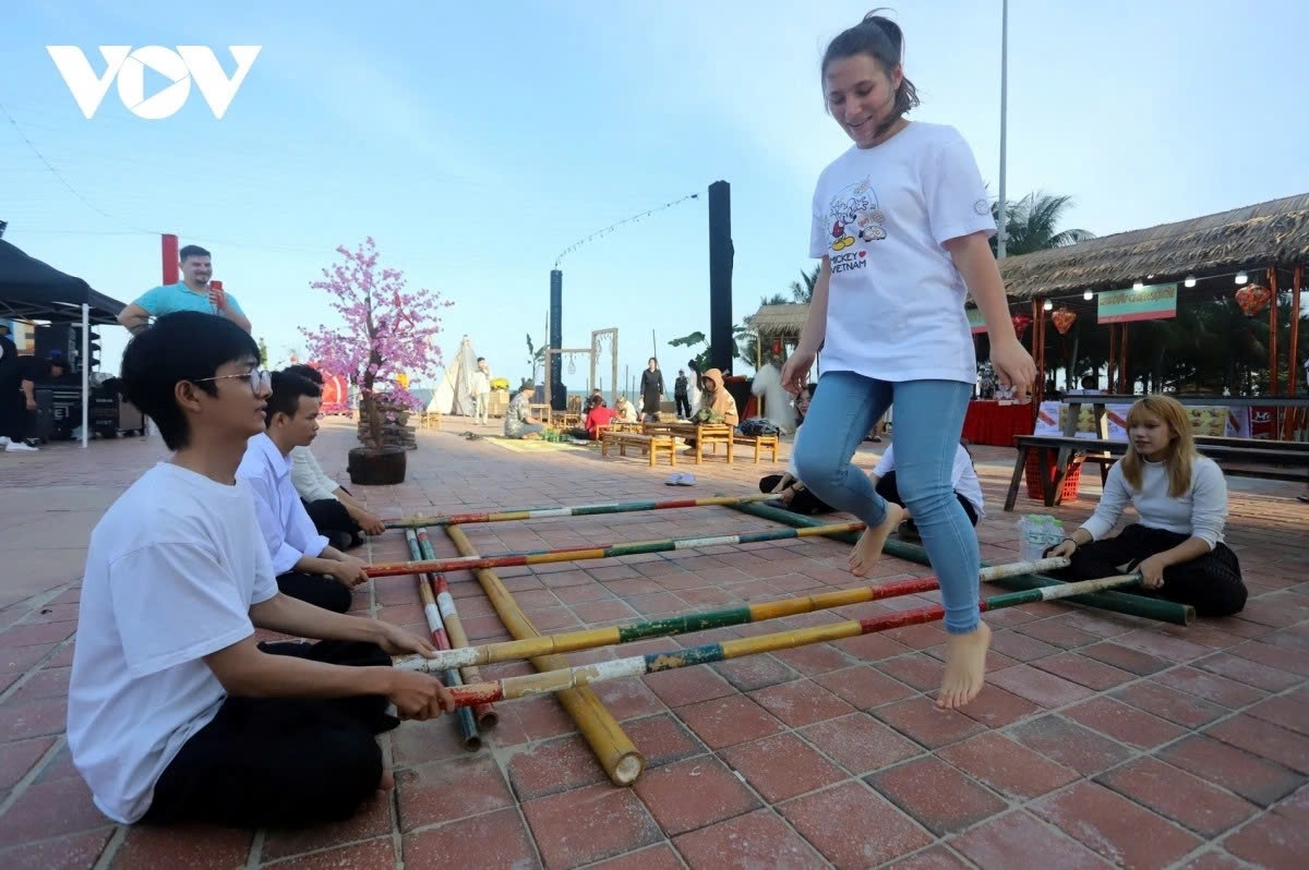 foreign tourists enjoy experiencing traditional tet space in da nang picture 2