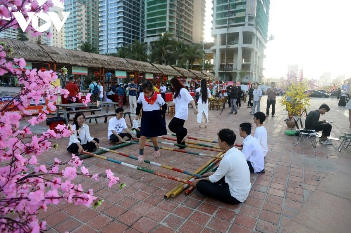 foreign tourists enjoy experiencing traditional tet space in da nang picture 4