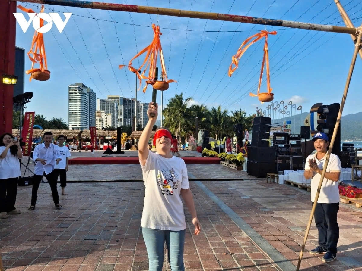 foreign tourists enjoy experiencing traditional tet space in da nang picture 5