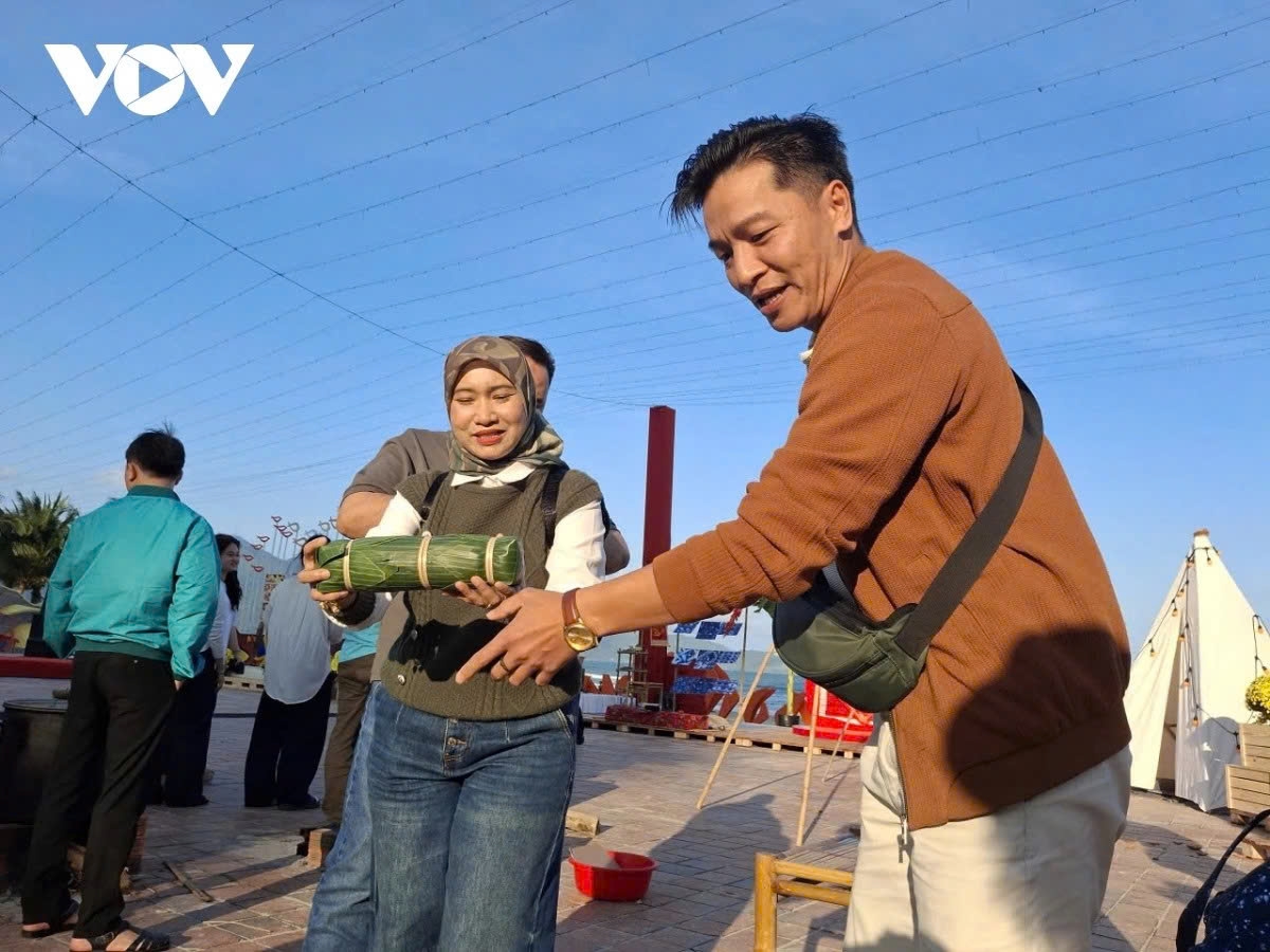 foreign tourists enjoy experiencing traditional tet space in da nang picture 6