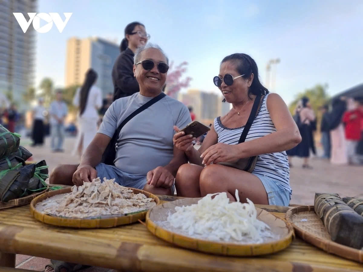 foreign tourists enjoy experiencing traditional tet space in da nang picture 7