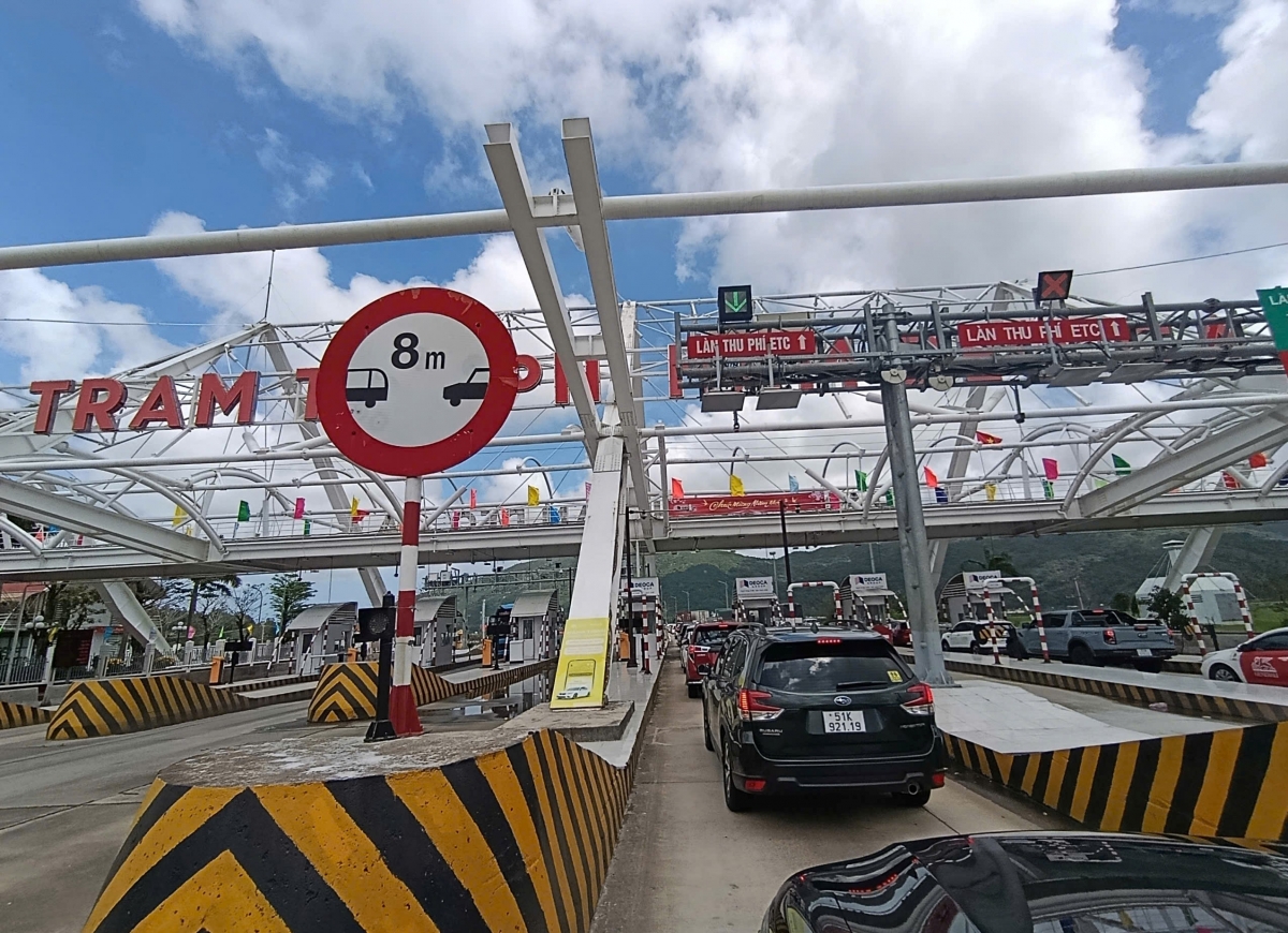 Quốc lộ 1 qua Khánh Hòa kẹt cứng, xe nối đuôi nhiều km ngày 25 tháng Chạp