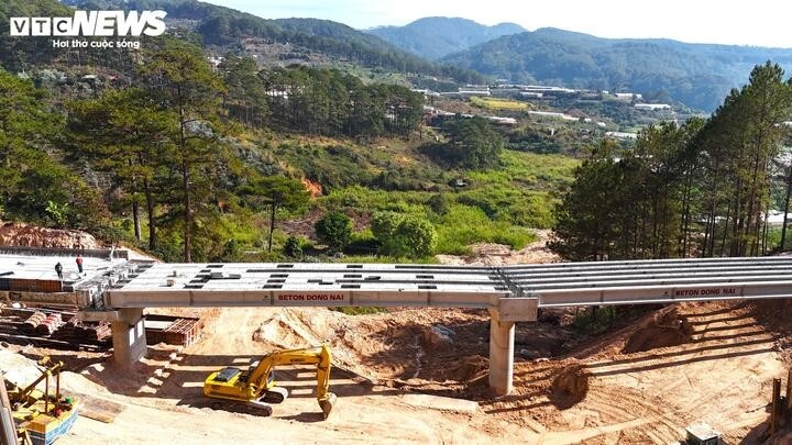 can canh cau can qua diem sat lo khong lo tren deo mimosa tai Da lat hinh anh 2