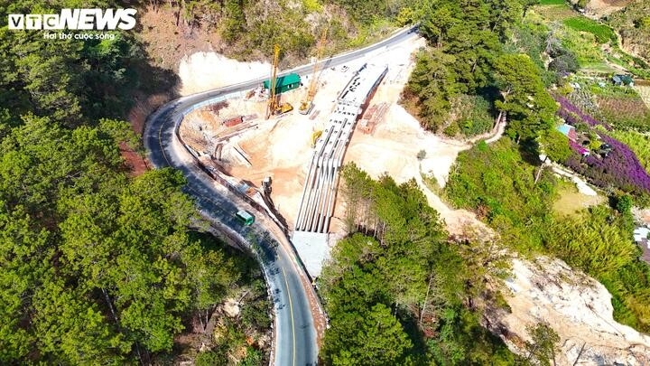 can canh cau can qua diem sat lo khong lo tren deo mimosa tai Da lat hinh anh 3