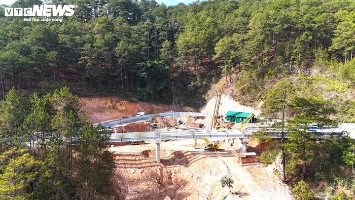 Cận cảnh cầu cạn qua điểm sạt lở khổng lồ trên đèo Mimosa tại Đà Lạt