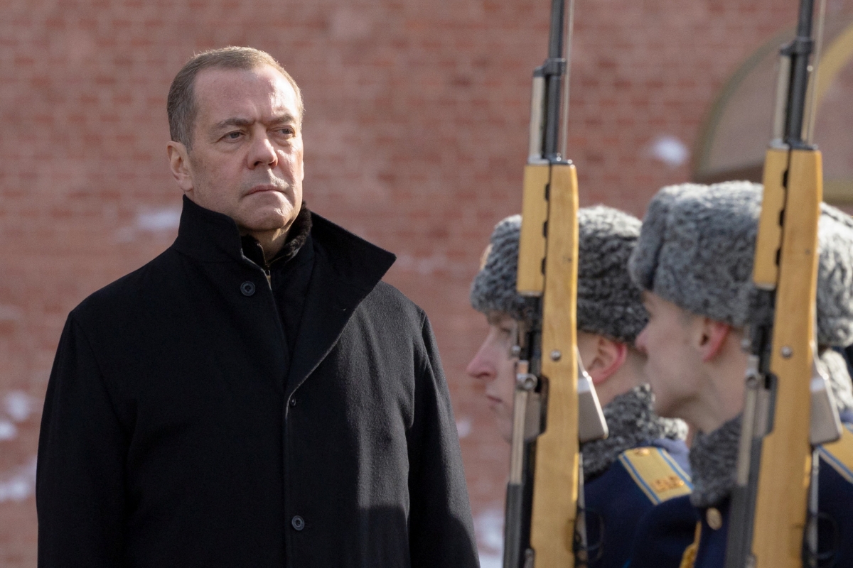 Ông Medvedev cảnh báo NATO nếu chuyển vũ khí hạt nhân cho Ukraine