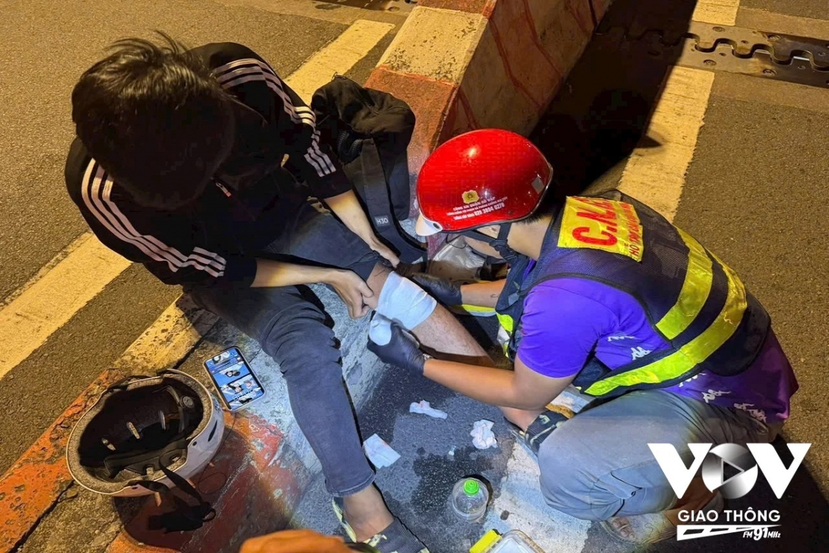 Những bạn trẻ thầm lặng cứu giúp người bị tai nạn giao thông