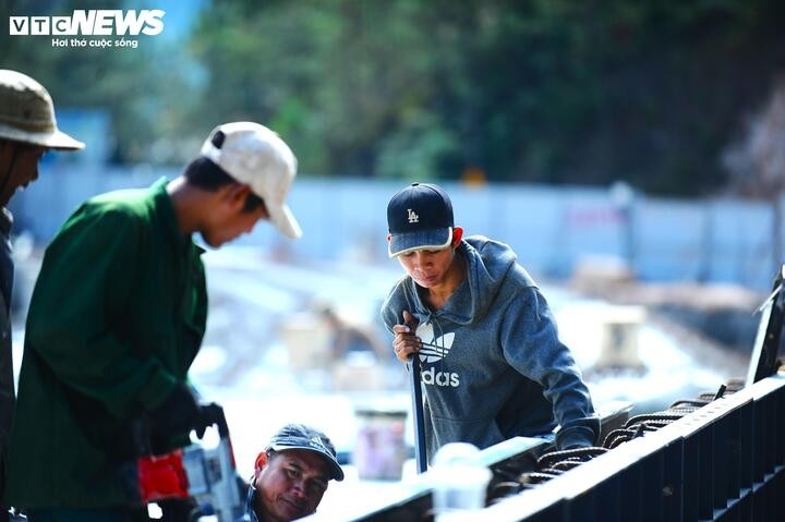 can canh cau can qua diem sat lo khong lo tren deo mimosa tai Da lat hinh anh 10