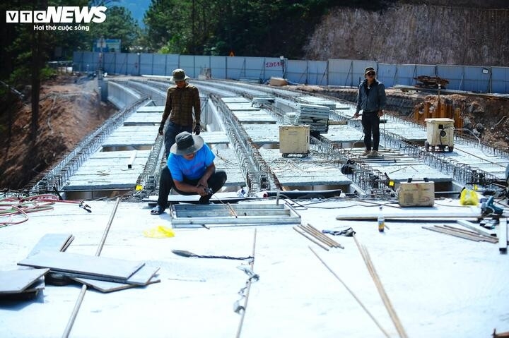 can canh cau can qua diem sat lo khong lo tren deo mimosa tai Da lat hinh anh 11