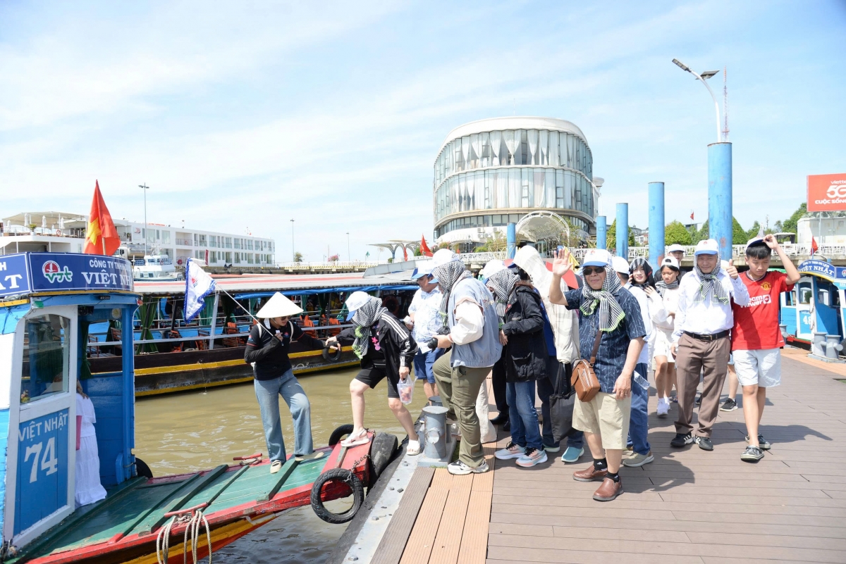 Đồng Tháp đón tiếp hơn 422.000 lượt khách du lịch trong dịp Tết Nguyên đán