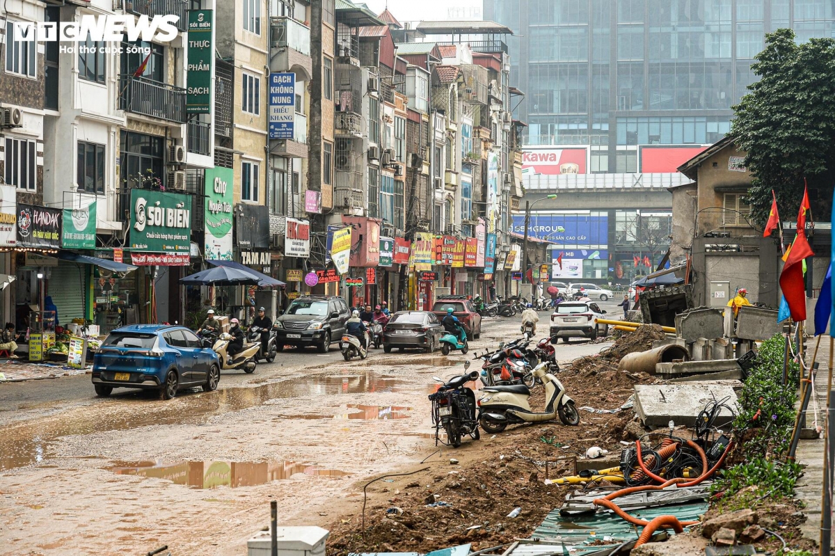 Dự án đường 400 tỷ ở Hà Nội ngổn ngang sau Tết, dân lội bùn, bắc ván vào nhà