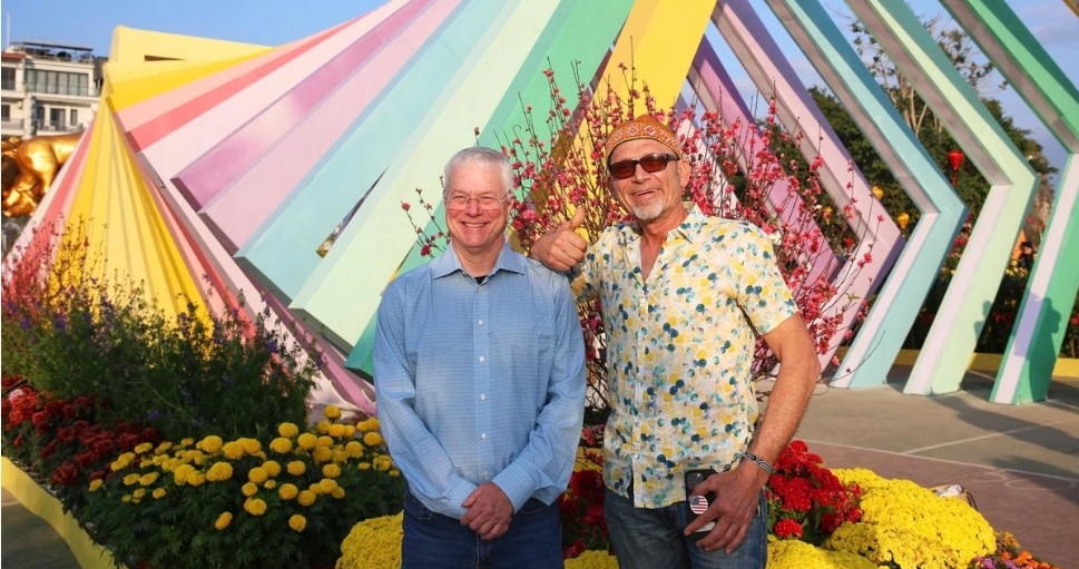 giant eight horses installation draws visitors at ha long bay flower boulevard picture 8