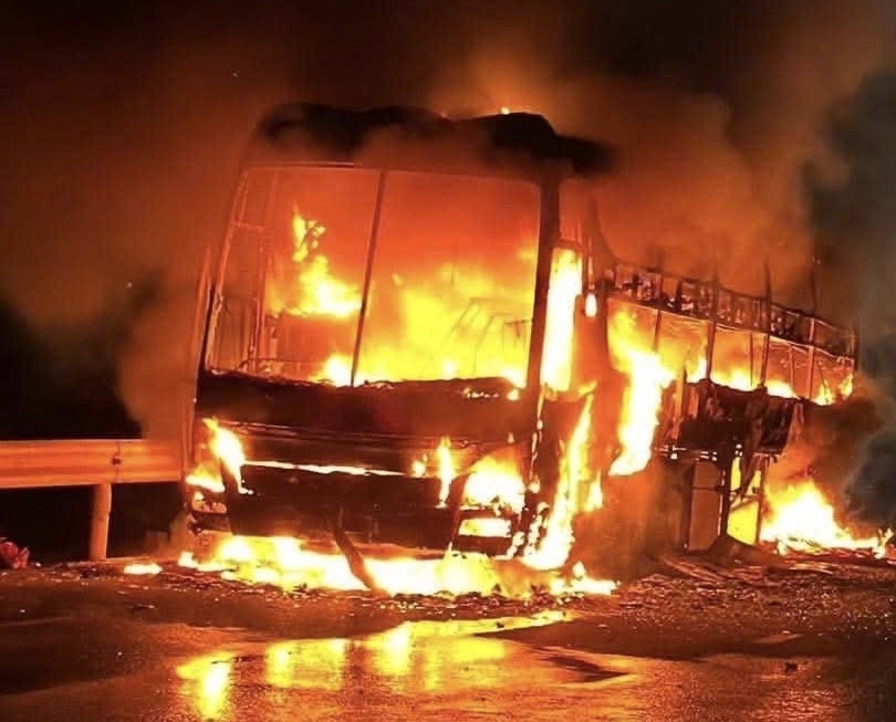 Xe khách bốc cháy khi đang di chuyển, 34 người trên đường về quê ăn Tết thoát nạn