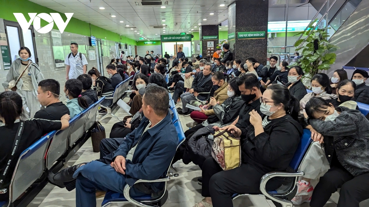 vietnam seeks structural reforms to retain public-sector doctors picture 4