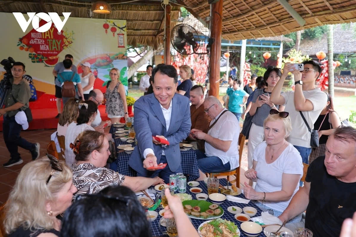 foreigners dive into vietnam s tet traditions, embrace festive flavours, family rituals picture 3