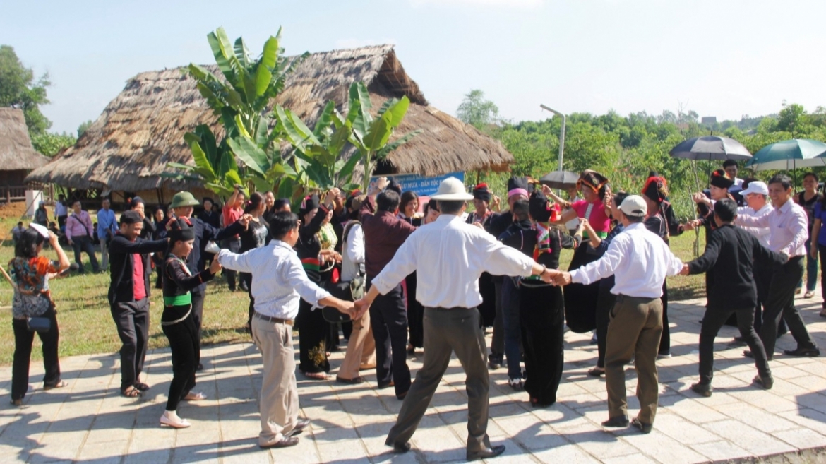  xuan que huong - bai ca ket doan cua cac dan toc anh em hinh anh 4