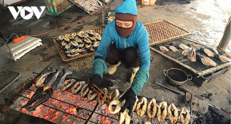 grilled fish village in nghe an at peak output ahead of lunar new year picture 4