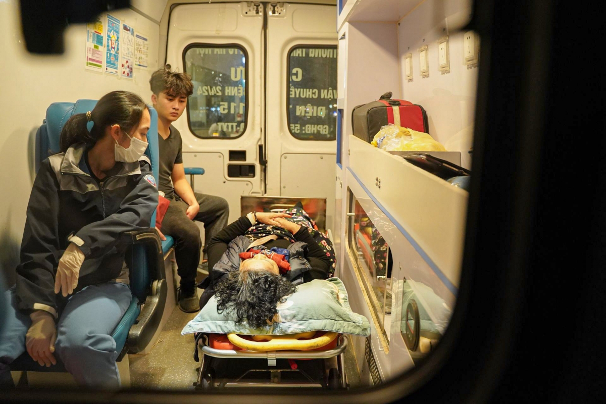 Xe cấp cứu chạy đua với thời gian giữa dòng xe ùn tắc giờ cao điểm ngày giáp Tết