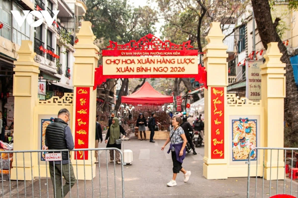 hang luoc flower market evokes tet memories past and present in the heart of hanoi picture 3