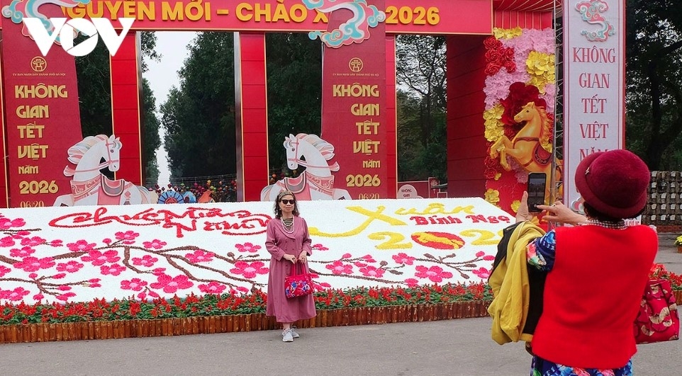 hanoi adorned with flags and flowers ahead of lunar new year 2026 picture 7