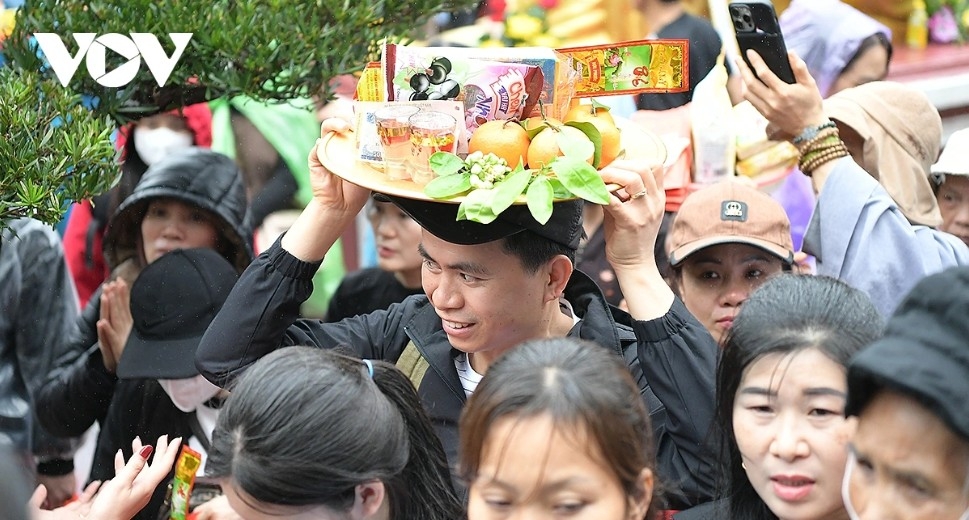 visitors brave rain on opening day of 2026 huong pagoda tourism festival picture 14
