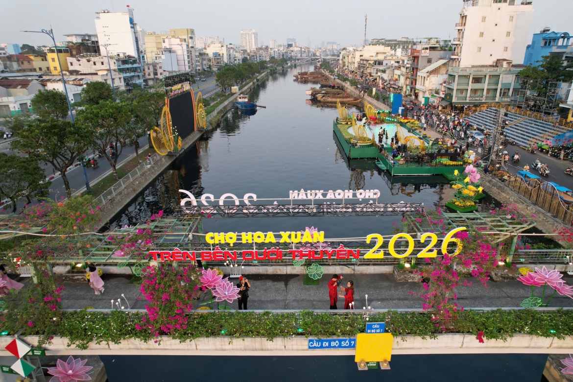 cho hoa tren ben duoi thuyen o tp.hcm tap nap nhung ngay can tet hinh anh 3
