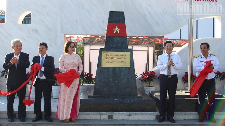nameplate of hoang sa special zone people s committee inaugurated in da nang picture 1
