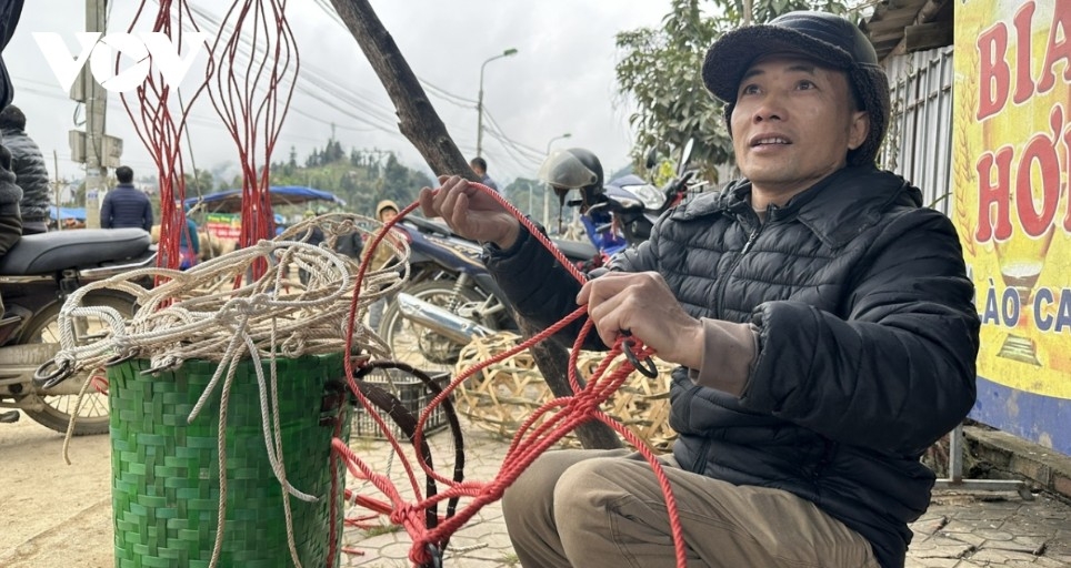 horse market amid the mist in bac ha highlands picture 8