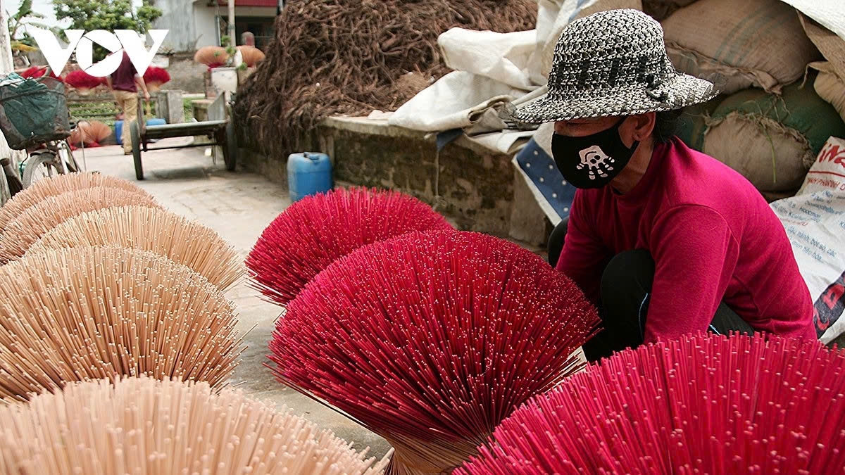 incense-making village in hung yen bustles ahead of lunar new year picture 10