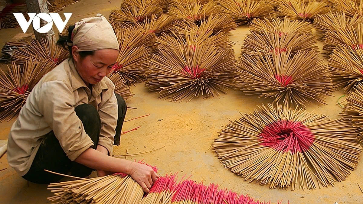 incense-making village in hung yen bustles ahead of lunar new year picture 11