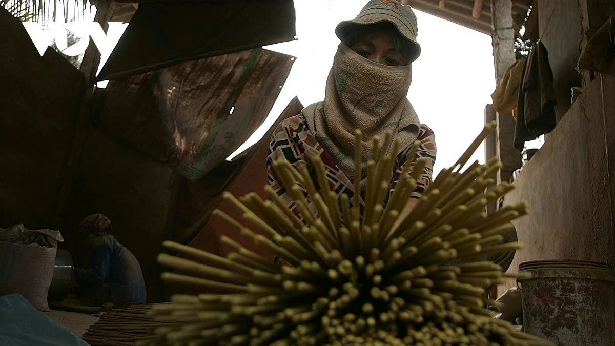 incense-making village in hung yen bustles ahead of lunar new year picture 12