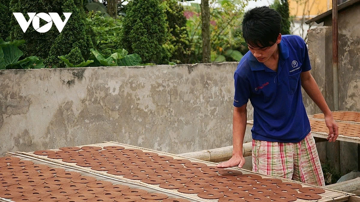 incense-making village in hung yen bustles ahead of lunar new year picture 13