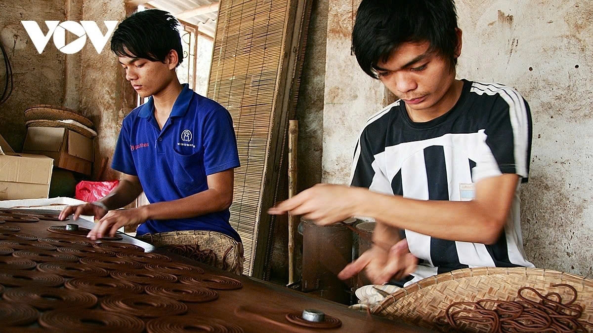 incense-making village in hung yen bustles ahead of lunar new year picture 16