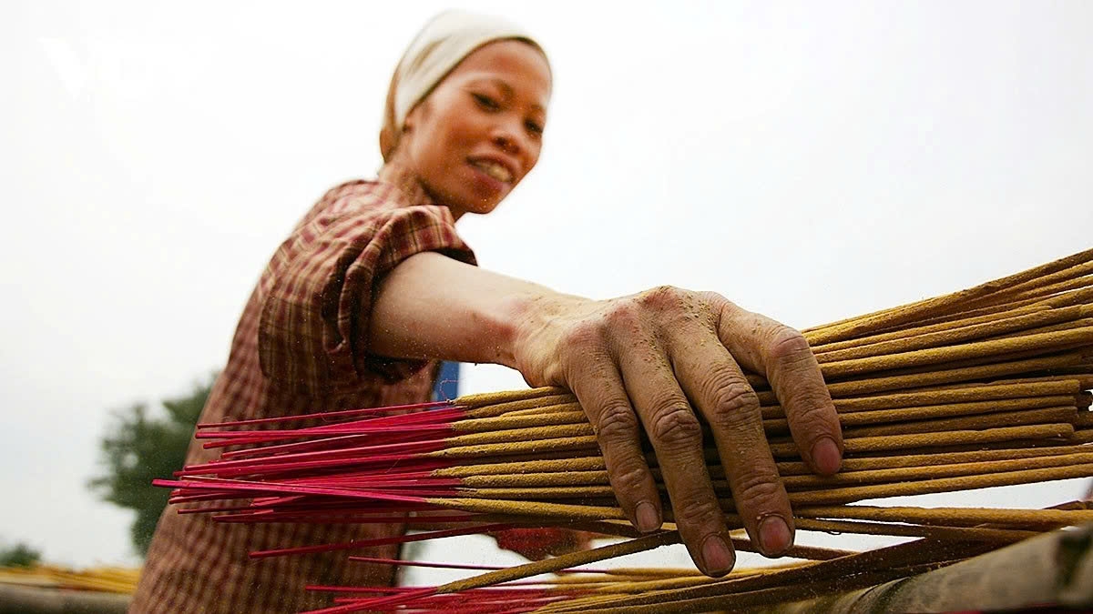 incense-making village in hung yen bustles ahead of lunar new year picture 4