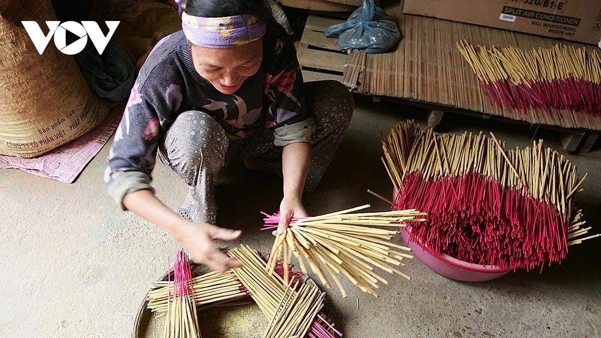incense-making village in hung yen bustles ahead of lunar new year picture 6